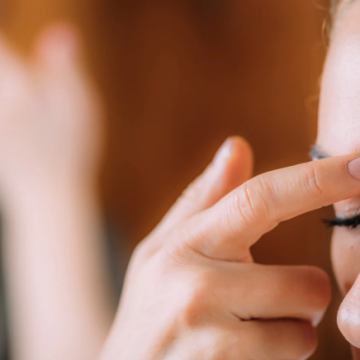 tête avec doigt sur le début de sourcil, point EFT